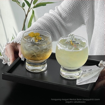 Átlátszó whiskys pohár magas talppal és domború testtel – modern minimalista dizájn
