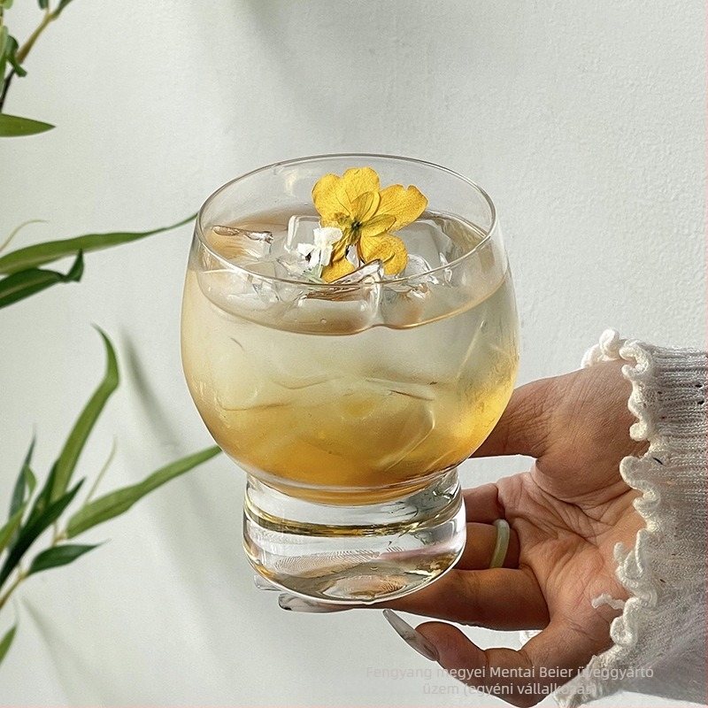 Átlátszó whiskys pohár magas talppal és domború testtel – modern minimalista dizájn