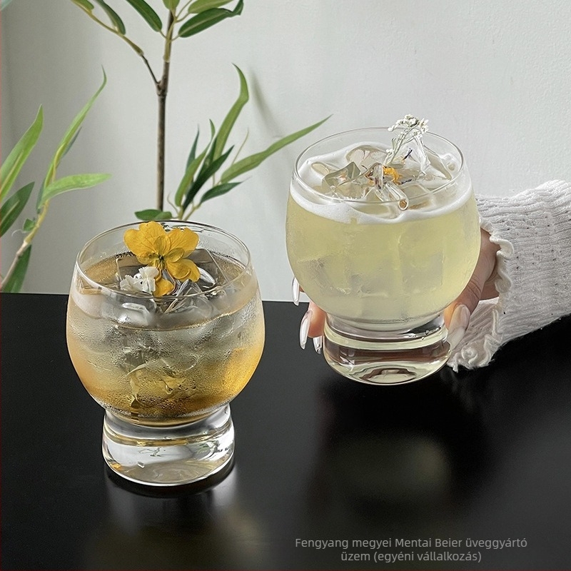 Átlátszó whiskys pohár magas talppal és domború testtel – modern minimalista dizájn