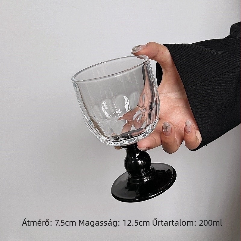 Elegáns magas pohár vörösborhoz és pezsgőhöz, áttetsző üveg, retro stílus