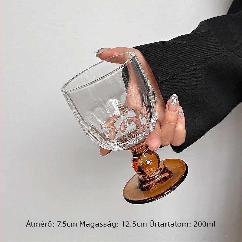 Elegáns magas pohár vörösborhoz és pezsgőhöz, áttetsző üveg, retro stílus