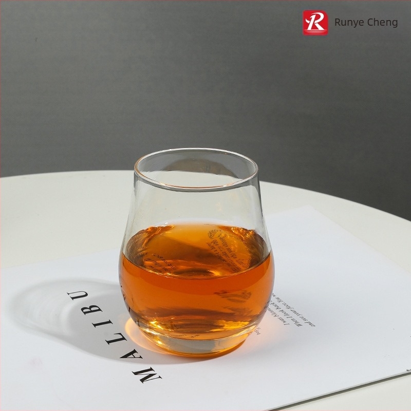 Üvegből készült whisky kóstoló pohár, aromás, japán minimalistikus kagyló alakú, olasz tulipán stílusú pohár