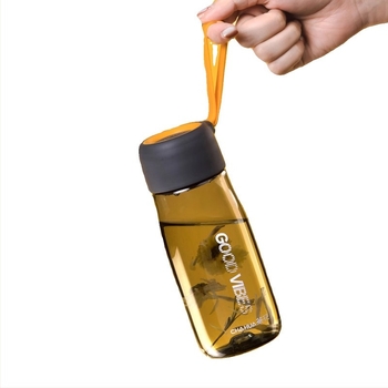 Camellia 520 ml teás bögre műanyag fogantyúval, átlátszó testtel, minimalist utazó pohár