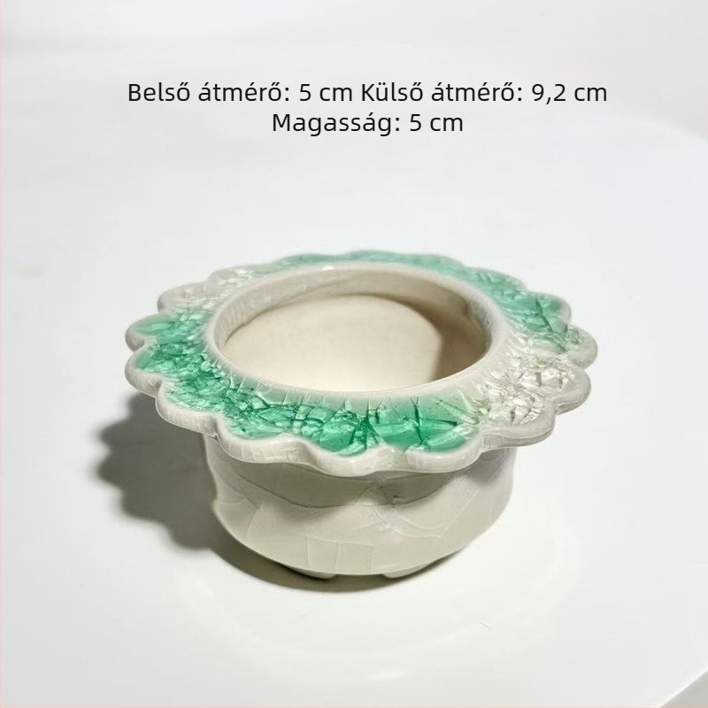 Kerámiából készült sukulentatartó crackle glazúrral, minimalistás asztali elrendezés