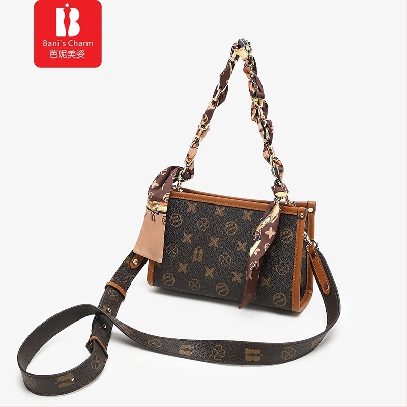 BANI'S CHARM női crossbody táska — kis PVC, vízszintes négyszög alakú, luxus megjelenés, mindennapi hordozáshoz, széles vállpánttal