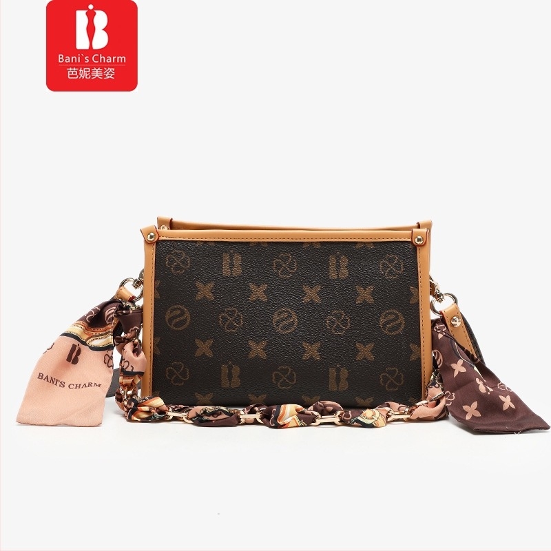 BANI'S CHARM női crossbody táska — kis PVC, vízszintes négyszög alakú, luxus megjelenés, mindennapi hordozáshoz, széles vállpánttal