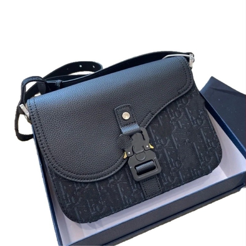 Saddle Bag marhabőr és vászonból, kapucsí záródású, messenger stílusú váll- és keresztpántos