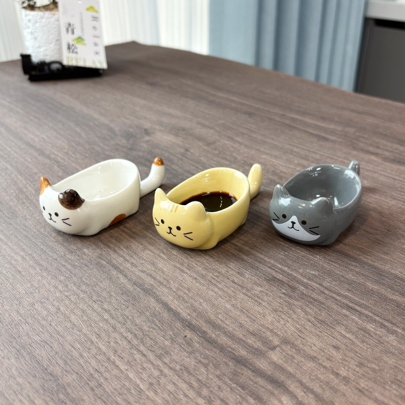 Cuki japán stílusú kerámiamártogatós tál macskával, három virággal, szójaszószhoz és ecethez