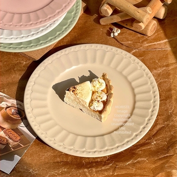 Koreai stílusú porcelán tányér, minimalist, elegáns megjelenés, kör alakú desszert- és reggeliző tányér