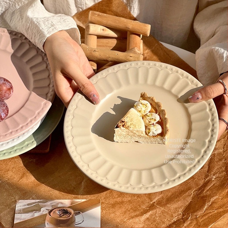 Koreai stílusú porcelán tányér, minimalist, elegáns megjelenés, kör alakú desszert- és reggeliző tányér