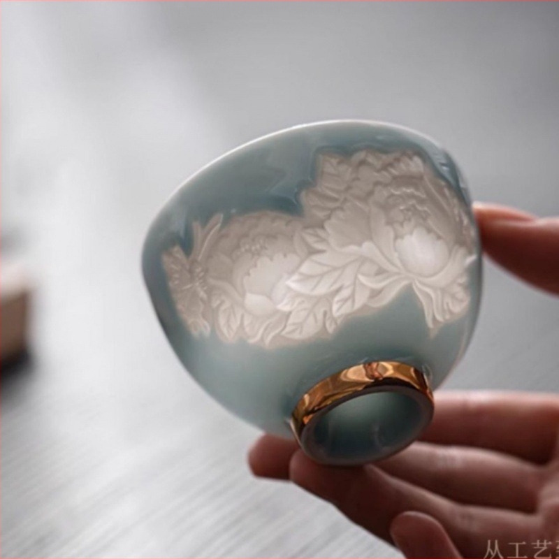 Nőknek szóló árnyékos faragású teáscsésze pillangó- és virág motívummal — egyedi porcelán teáscsésze otthoni használatra