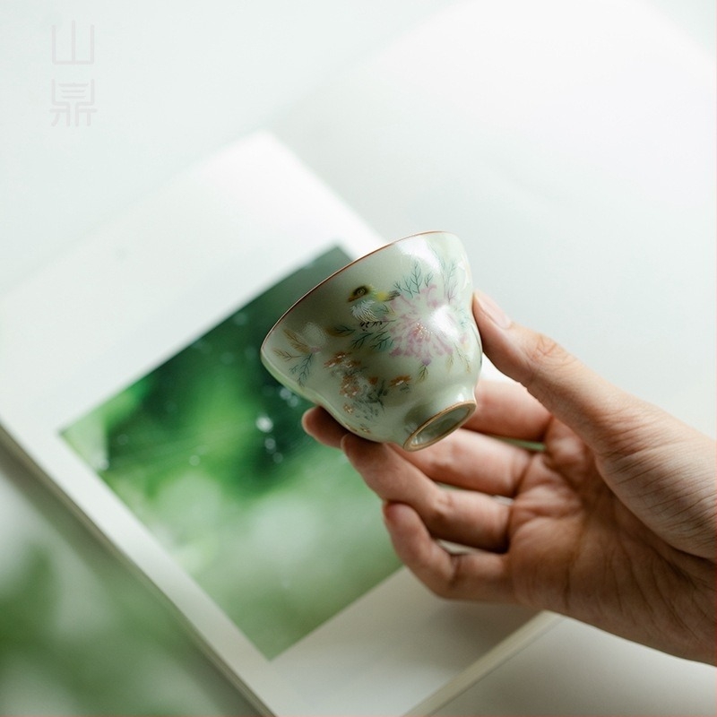 Porcelán teáscsésze virágos és madaras mintával, könnyed luxus retro stílussal, otthoni vagy irodai használatra