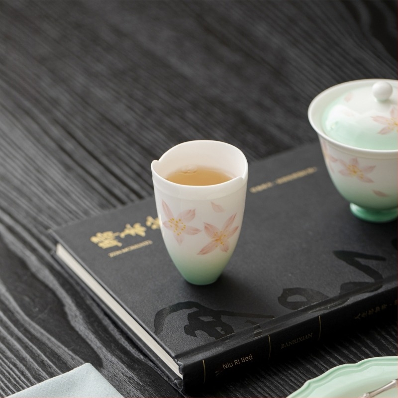 Kézzel festett porcelán teáscsésze Gongfu teához, cseresznyefavirág motívummal, kis kóstolócsésze, irodalmi stílusú, aromás egyedi csésze