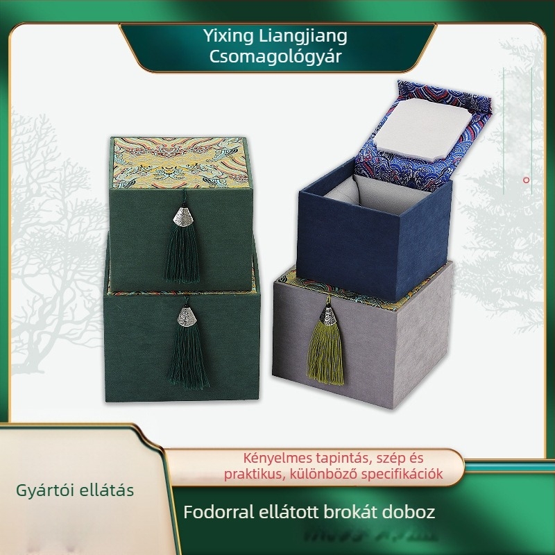 Bojtokkal díszített brokát doboz, egylábas lila agyag teáskanna, porcelán teáscsésze és Jian ware teáscsésze, csomagoló doboz