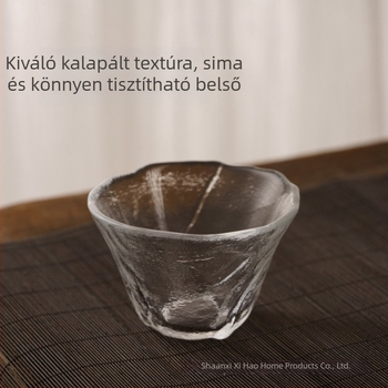 Rózsaszín üvegpohár teához és sakéhez, japán stílus, sakura virágos mintával, lila átmenetes gradient