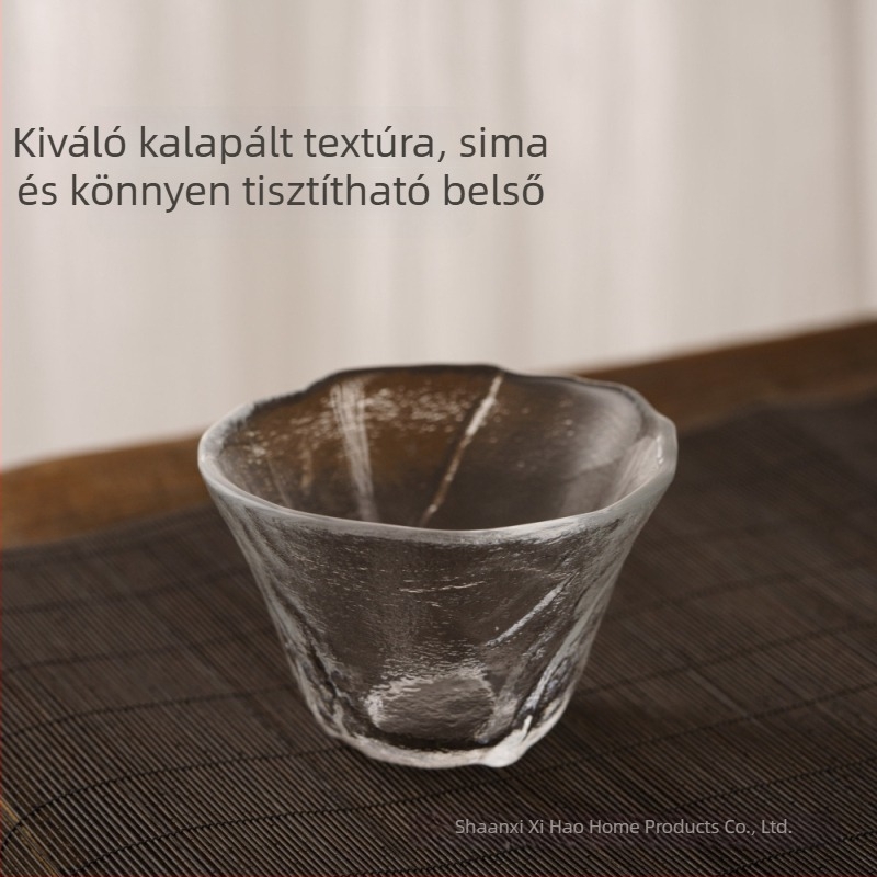 Rózsaszín üvegpohár teához és sakéhez, japán stílus, sakura virágos mintával, lila átmenetes gradient