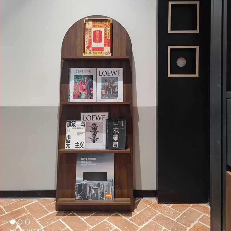Gyerekeknek szóló rozsdamentes acélból készült padlón álló polc, több szintes, testreszabható tároló, képeskönyvek és magazinok bemutatására nordikus stílusban
