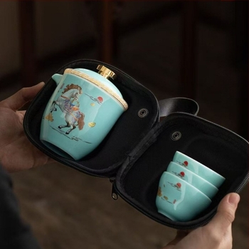 Fehér porcelánból készült hordozható utazási teáskészlet teával és csészével