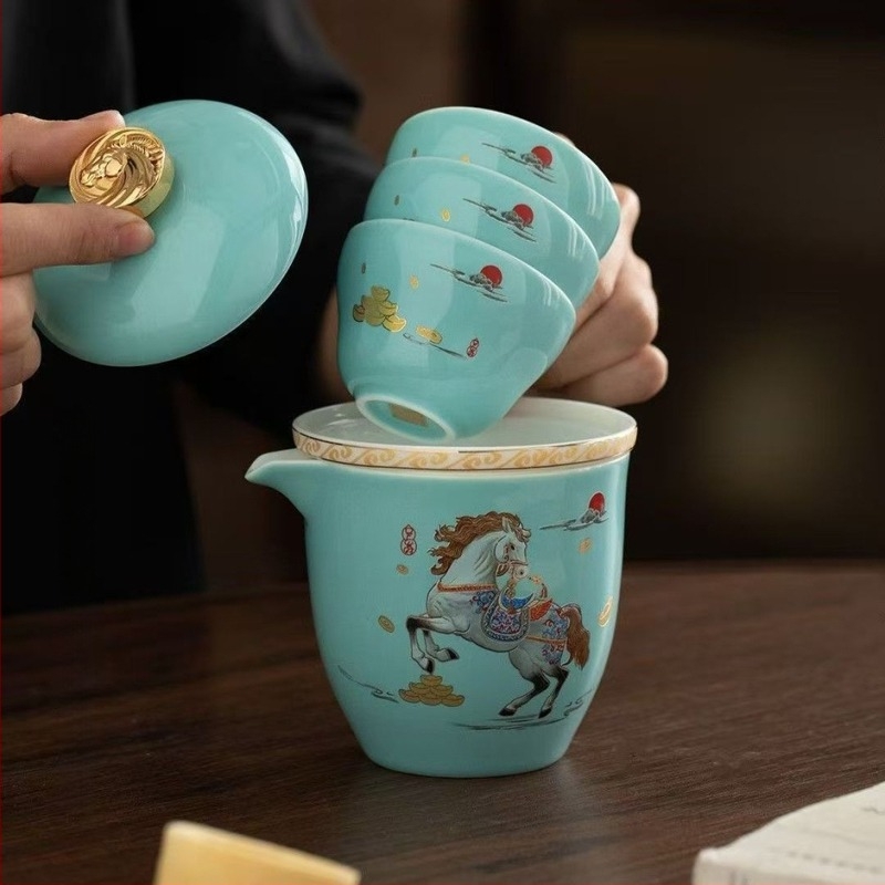 Fehér porcelánból készült hordozható utazási teáskészlet teával és csészével