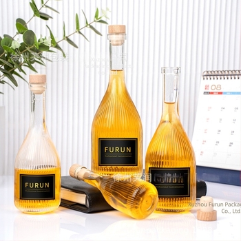 Csúcsminőségű üres italos üvegek kristályfehér üvegből vodkához, gyümölcsléhez és házi italokhoz; logónyomási lehetőség; 100 ml, 250 ml, 350 ml, 500 ml.
