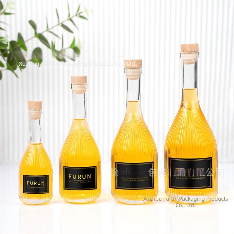 Csúcsminőségű üres italos üvegek kristályfehér üvegből vodkához, gyümölcsléhez és házi italokhoz; logónyomási lehetőség; 100 ml, 250 ml, 350 ml, 500 ml.
