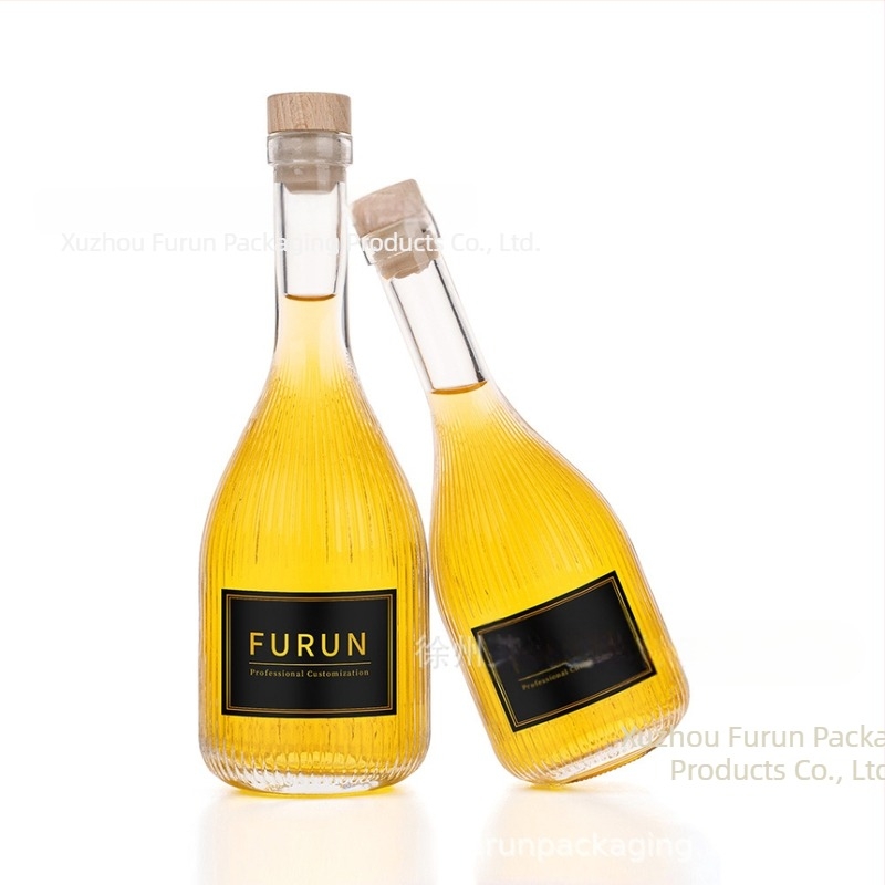 Csúcsminőségű üres italos üvegek kristályfehér üvegből vodkához, gyümölcsléhez és házi italokhoz; logónyomási lehetőség; 100 ml, 250 ml, 350 ml, 500 ml.