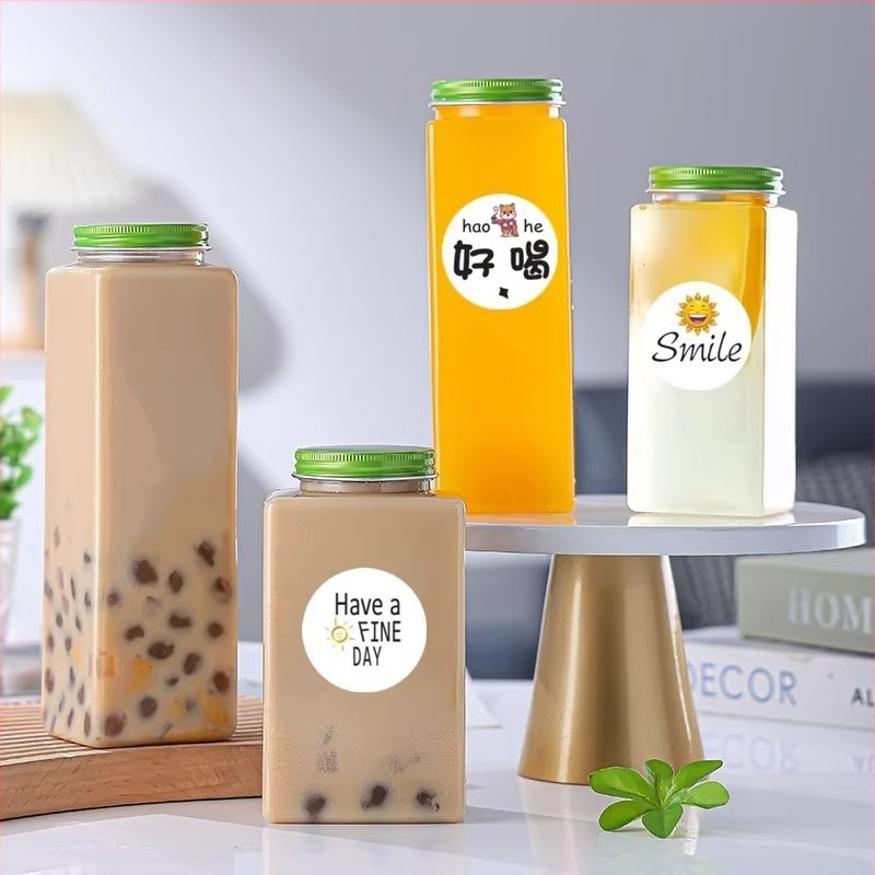Egyszer használatos műanyag italosüveg szívószálnyílással, 401–500 ml kapacitású, tej-teához, gyümölcsteához és milkshake-hez
