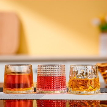 Új, sík aljú üvegpohár whiskyhez, borhoz és sörhöz