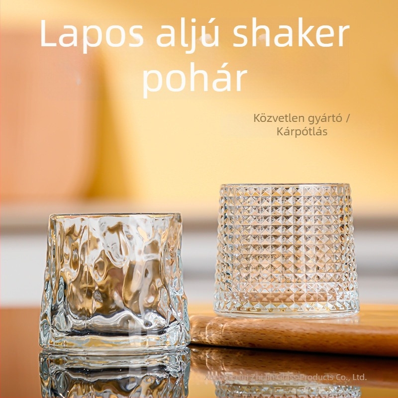Új, sík aljú üvegpohár whiskyhez, borhoz és sörhöz