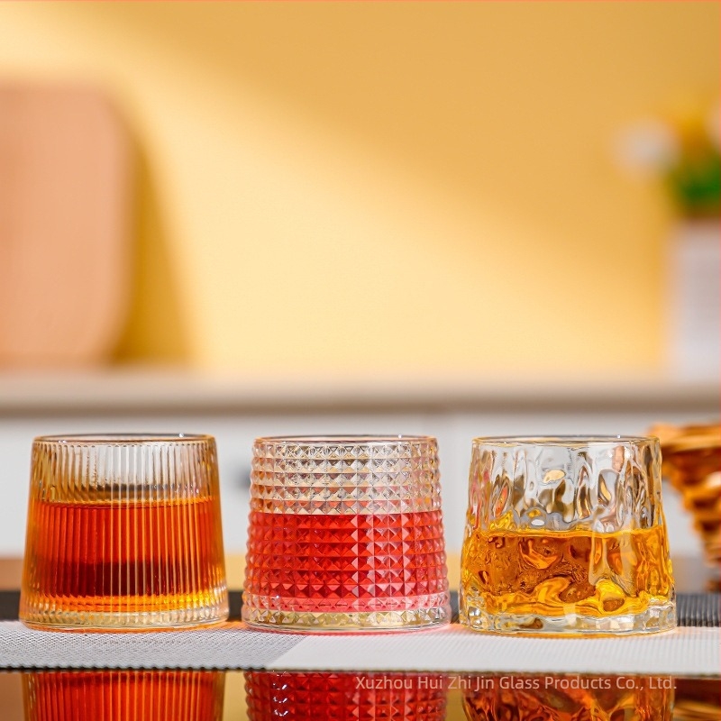 Új, sík aljú üvegpohár whiskyhez, borhoz és sörhöz
