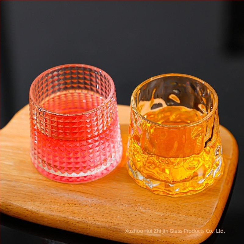 Új, sík aljú üvegpohár whiskyhez, borhoz és sörhöz