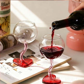 Szív alakú, magas lábú vörösboros pohár boroszilikát üvegből, könnyed luxus stílus, 401–500 ml