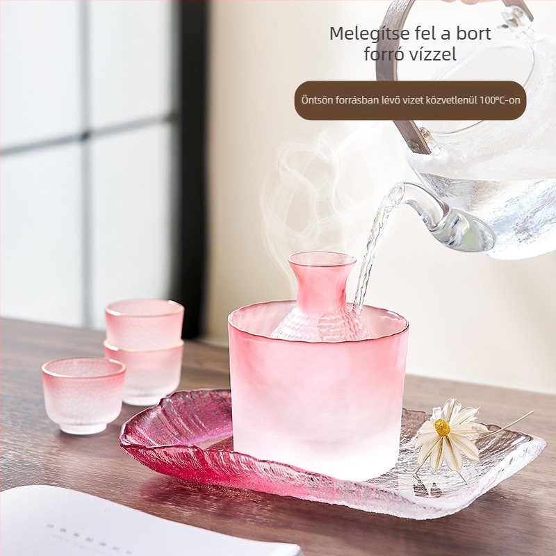 Japán stílusú kalapált mintázatú sake készlet üvegből, melegítővel, saké kancsóval és kis poharakkal