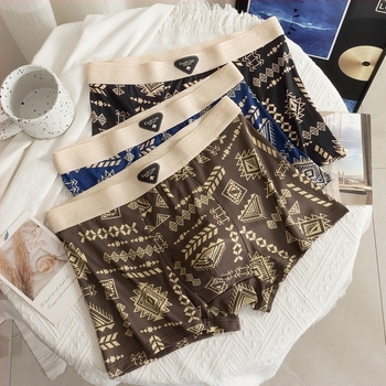 Férfi középmagasságú boxeralsó, lélegző és rugalmas, poliészter milk silk hatású anyagból, kamufláž és geometrikus minta, színben összerendezett