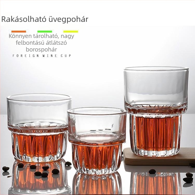 Átlátszó üvegpoharak whiskyhez, sörhöz és vízhez, egymásra tehető