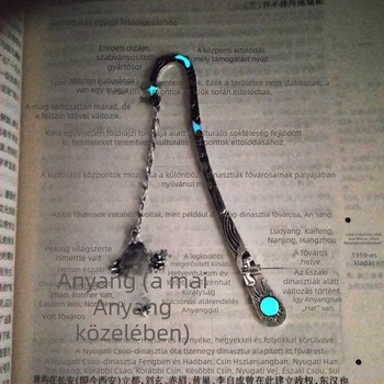 Fénylő fém kereszttel készült könyvjelző, nap, hold és csillag motívumokkal — retro stílusú, fluoreszkáló csipke