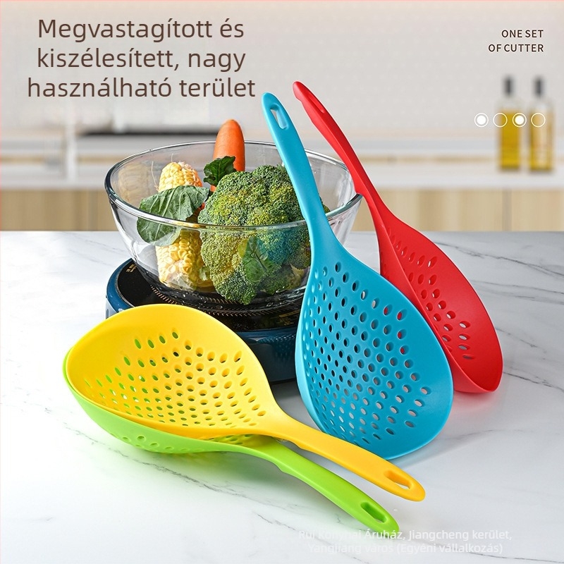 Hosszú nyelű vastag konyhai kanál beépített szűrővel tészta és gombócok lecsöpögtetésére