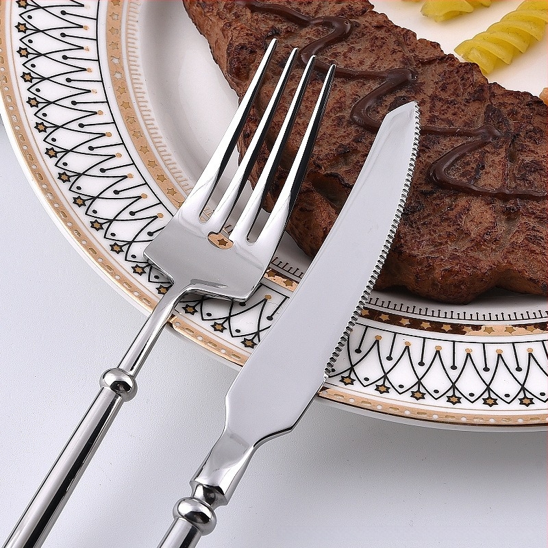 Európai stílusú, 304 rozsdamentes acélból készült nyugati étkészlet: steak kés, villa, kanál és desszertkanál.