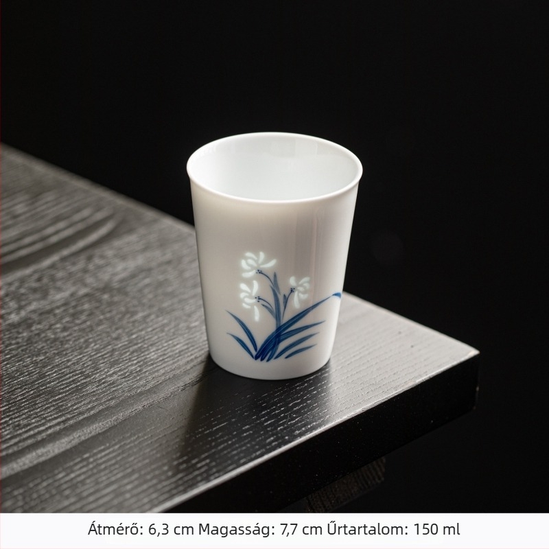 Kézzel festett kék-fehér porcelán teáscsésze a Négy Uraság motívummal (szilva, orchidea, bambusz, krizantéma), kerámia, egyenes formájú