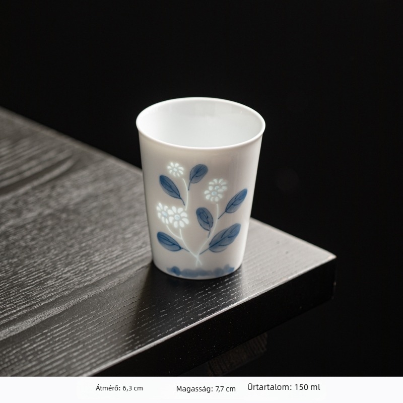 Kézzel festett kék-fehér porcelán teáscsésze a Négy Uraság motívummal (szilva, orchidea, bambusz, krizantéma), kerámia, egyenes formájú