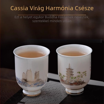 Két porcelán teáscsésze egy díszdobozban, friss és aranyos stílusban