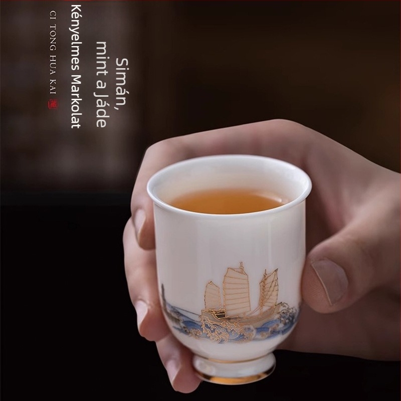 Két porcelán teáscsésze egy díszdobozban, friss és aranyos stílusban