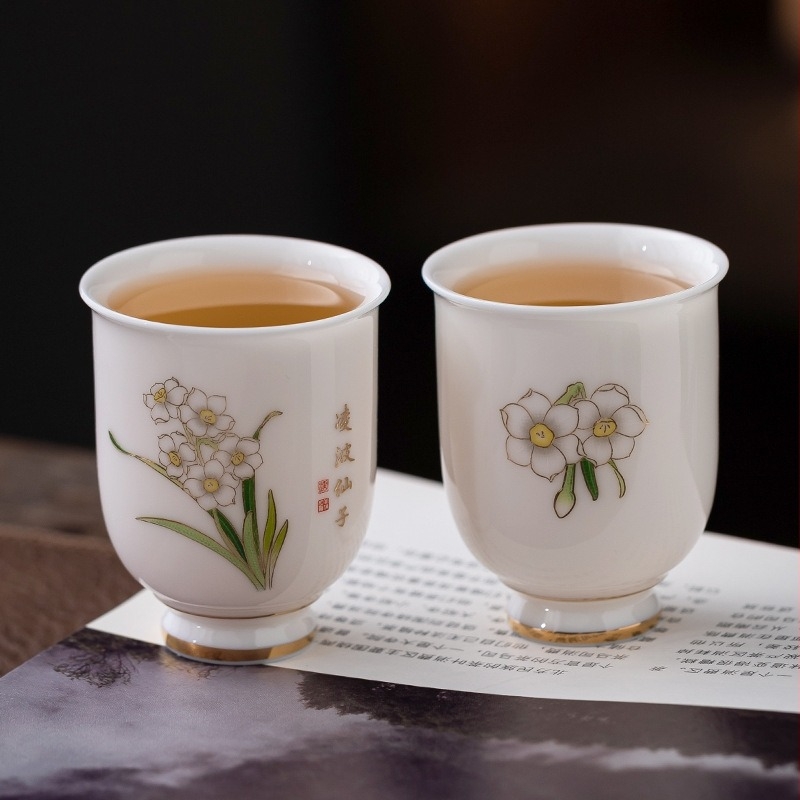 Két porcelán teáscsésze egy díszdobozban, friss és aranyos stílusban