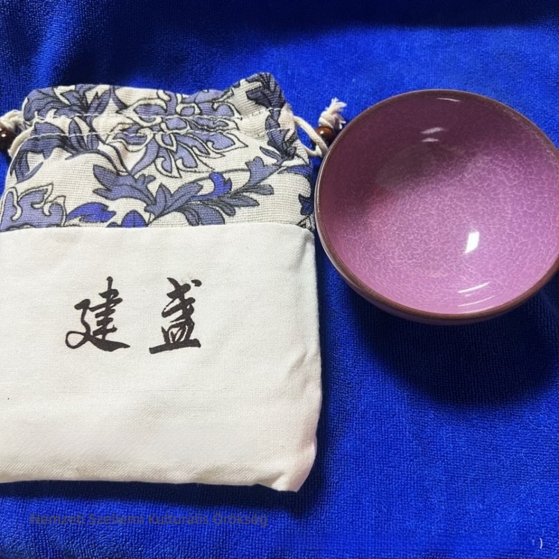 Jian Kiln Jian Zhan teáscsésze, Powder Ice Crack glazúra, vízzel aktiválható jégmintázat, kézzel készített vasban gazdag agyagból, nagy méret