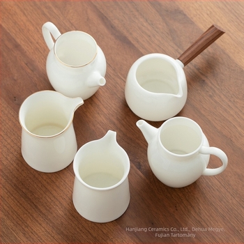 Fehér porcelán tea szeparátor és víz egyensúlyozó