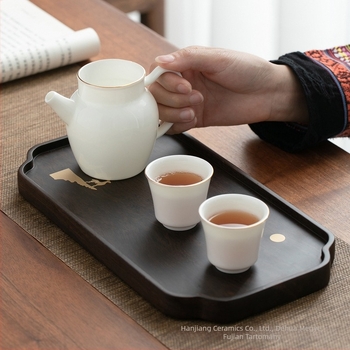 Fehér porcelán tea szeparátor és víz egyensúlyozó