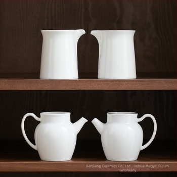 Fehér porcelán tea szeparátor és víz egyensúlyozó