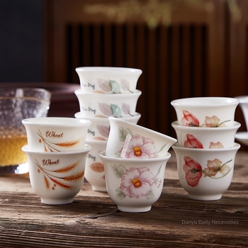 Porcelán teáscsésze és kis boros pohár, hagyományos kínai stílusú kung-fu teáskészlet