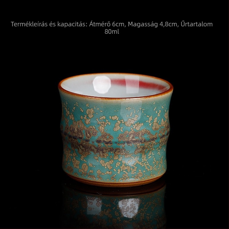 Jun Kiln porcelán teáscsésze, amelynek máza a kemencében változik