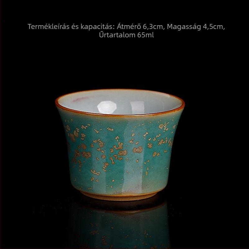 Jun Kiln porcelán teáscsésze, amelynek máza a kemencében változik